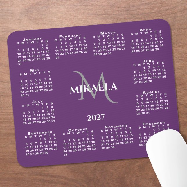2027 Kalender Chic Monogramm Name auf Lila Mousepad (2027 Calendar Chic Monogram Name on Purple Mouse Pad in situ)