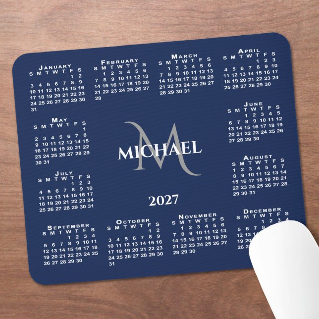 2027 Kalender Chic Monogramm Name auf Navyblau Mousepad (2027 Calendar Chic Monogram Name on Navy Blue Mouse Pad in situ)
