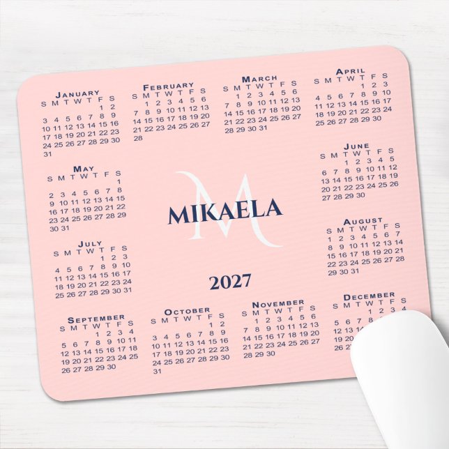 2027 Kalender Chic Monogramm Name Korallenrosa Mousepad (2027 Calendar Chic Monogram Name Coral Pink Mouse Pad in situ)