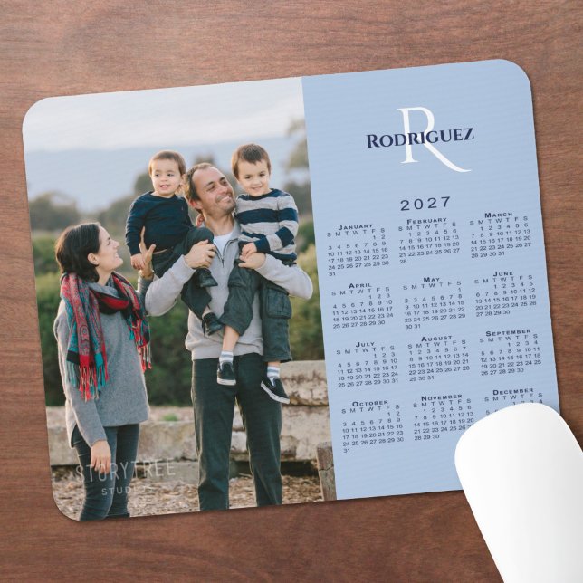 2027 Kalender Ihr Foto Monogramm Name Hellblau Mousepad (2027 Calendar Your Photo Monogram Name Light Blue Mouse Pad in situ)