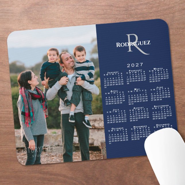 2027 Kalender mit individuellem Foto, Monogramm un Mousepad (2027 Calendar Custom Photo Monogram Name Navy Mouse Pad in situ)