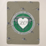 20. Emerald Green & Gray Heart Emblem Sherpadecke<br><div class="desc">Ist das nicht eine Schlampe für ihren 20. Hochzeitstag? Ihr eigenes Herzemblem mit personalisiertem Medaillon,  smaragdgrün und einer atemberaubenden Rose wiederholen sich auf einer Sherpa-Decke für HER!</div>
