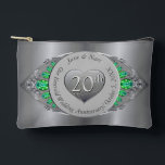 20. Emerald & Platinum Hochzeitstag Zubehörtasche<br><div class="desc">Wird sie nicht dieses verzierte,  platinische,  smaragdgrüne Emblem,  das Ihren Meilenstein markiert,  Liebe geben? Und auf ihrem Accessoires-Beutel wird sie sich einfach freuen:)</div>