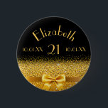 21. Geburtstag elegante goldene Schleife mit Band  Button<br><div class="desc">Elegant,  klassisch,  glamourös und feminin.  Ein goldfarbener Bogen und Band mit goldenem Glitzer und Funkeln,  ein bisschen Bluben und Luxus für ein 21. Party.  Schwarzer Hintergrund. Vorlagen für ihren Namen,  Alter 21,  Geburtsdatum und Geburtstag.</div>