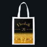 21. Geburtstag eleganter leuchtender Goldbogen auf Wiederverwendbare Einkaufstasche<br><div class="desc">Cool,  klassisch und weiblich.  Ein goldfarbener Bogen mit goldenem Glitzer und Funkeln,  ein bisschen Blu und Luxus für einen 21. Geburtstag.  Schwarzer Hintergrund Vorlagen für ihren Namen,  Alter 21,  Geburtsdatum und Jahrestag</div>