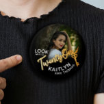 21. Geburtstag Foto Goldfarbe und Schwarz Button<br><div class="desc">21 Gold-Effekt Skript Text Foto Party Button-Button Abzeichen. Personalisieren Sie diese 21. Geburtstagsskripte Party Geburtstagskarte mit Ihrem eigenen Geburtstagsmädchen-Namen und einem Foto Ihres Geburtstagsmädchens... ... ... ... ... ... ... ... ... ... ... ... ... ... ... ... ... ... ... ... ... ... ... ... ... ... ... ......</div>