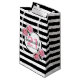 21. Geburtstag rosa Rosen Schwarz-weiße Streifen N Kleine Geschenktüte (Vorderseite Schrägansicht)