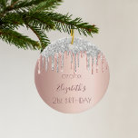 21. Geburtstag Rose Gold Glitzer Rosa 21 Silber Keramik Ornament<br><div class="desc">Ein Ornament für eine mädchenhafte und glamouröse 21. Geburtstag. Ein Imitat Rose goldener Hintergrund mit einer eleganten Rose Gold Imitate silberne Glitzer Tropfen, Farbe Tropfen Look. Personalisieren und fügen Sie einen Namen, Datum und Alter 21. Der Name ist in dunklem Rose Gold mit einem modernen handgeschriebenen Stil geschrieben. Perfekt als...</div>