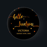 21. Geburtstag schwarzes Gold Datum Hallo 21. Button<br><div class="desc">Chic trendige schwarze Kulisse und Imitate goldener Text geschrieben mit einem trendigen handgeschriebenen Stil: hello twentyone. Die Einrichtung ist mit goldenen Punkten gestaltet. Vorlagen für einen Namen und ein Datum, goldene Buchstaben. Elegant und modern für ein 21. Geburtstag Party, kann als Gutes oder eine Save the Date Erinnerung für Ihre...</div>