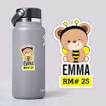24 Baby Bear Costume School Flasche Sticker<br><div class="desc">Diese niedlichen Vinyl-Aufkleber eignen sich hervorragend für Lehrer/Eltern, um dem Schüler in der Klasse zu schenken. Dieser niedliche Babybär trägt ein Bienenkostüm und eignet sich sowohl für Jungen als auch für Mädchen. Mit ihrem Namen und der Zimmernummer auf der Flasche/dem Mobiliar sieht dieser Aufkleber nicht nur niedlich aus, sondern auch,...</div>
