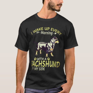24 Ich wache jeden Morgen mit einem Dachshund an m T-Shirt