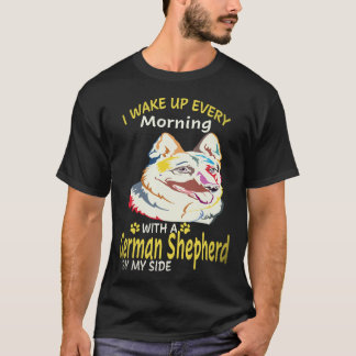 24 Ich wache jeden Morgen mit einem deutschen Schä T-Shirt