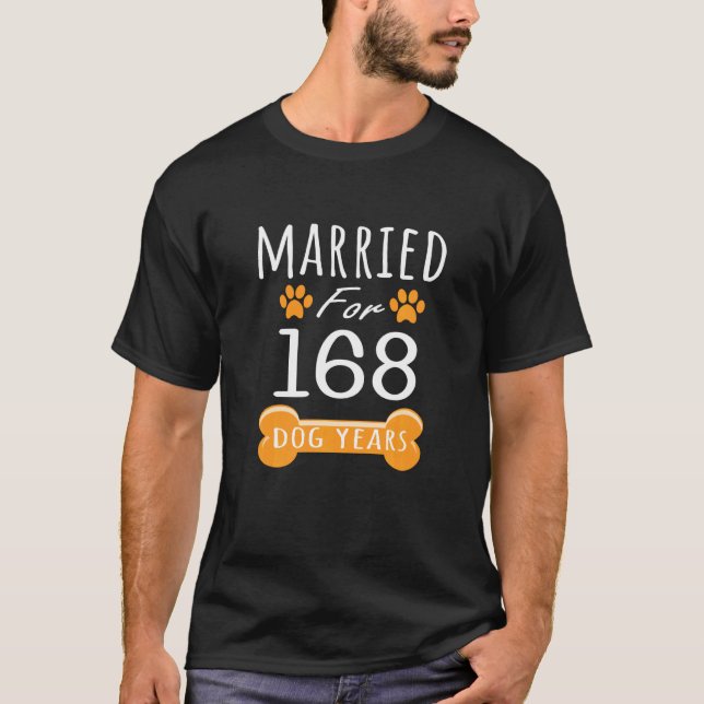 24. Jubiläum Funny Verheiratet für 168 Hunde Jahre T-Shirt (Vorderseite)