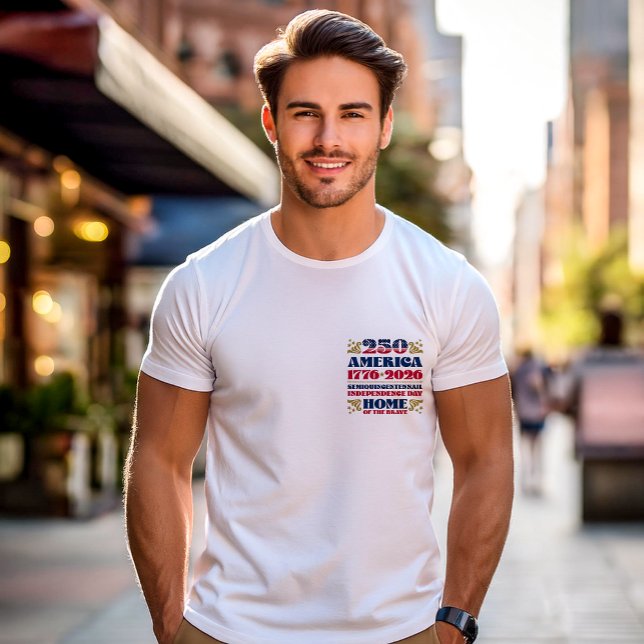 250 T - Shirt zum Patriotischen Jubiläum (A young man wears the America's 250th Anniversary T-shirt designed by The American Family.)
