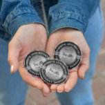 25. Hochzeit zum Jahrestag der Hochzeit Button<br><div class="desc">Glamouröser,  eleganter 25-jähriger Gedenkteller. Schwarz und Silber mit Diamantakzenten. Hochzeitspferd und Kutsche in Schwarz und Silbergrau. Anpassbarer Text. Die Märchen gehen weiter.</div>