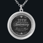 25. Hochzeitstag Black Silver & Diamonds Versilberte Kette<br><div class="desc">Eleganter 25. Hochzeitstag Silber und Diamanten Glitzer drucken über schwarzen Hintergrund. Silber tönt den runden Rahmen. Anpassbare Namen und Jahre.</div>