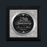 25. Hochzeitstag Glitzer & Silberdesign Geschenkbox<br><div class="desc">Elegantes Bild von weißem Glitzer & Metallic Silber,  25. Hochschule personalisierbare Vorlage.</div>