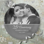 25. Jubiläum Hochzeit Foto Chic Silver Pappteller<br><div class="desc">Personalisieren Sie mit Ihrem Lieblings-Hochzeitsfest Foto und besondere 25 Jahre Silberhochzeit Details in schicken weißen Typografie auf einem silbernen Hintergrund. Entwickelt von Thisisnotme©</div>