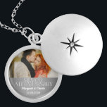25. Silver Wedding Annivsersary Foto Versilberte Kette<br><div class="desc">Lade ein Foto des Jubiläums oder ein Foto ihres Hochzeitstages hoch und personalisiere mit den Namen und dem Jubiläum des Ehepaares in dieser 25. Silver Wedding Anniversary-Kette. Ein hübsches Geschenk für die sterbliche Ehefrau von ihrem Ehemann oder ihren Kindern. Erhältlich in verschiedenen Stilen.</div>