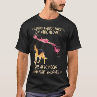 26 Eine Frau kann nicht allein von Wein leben. Sie T-Shirt
