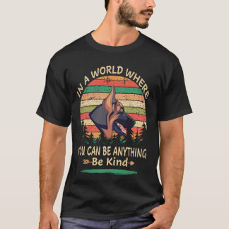 26 In einer Welt, in der du alles sein kannst, sei T-Shirt
