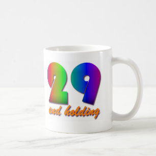 29 und Halten Kaffeetasse