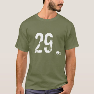 29er MTB Berg, der dunklen T - Shirt radfährt