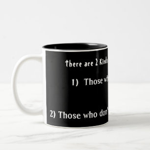 2 Arten von Menschen in dieser Welt Zweifarbige Tasse