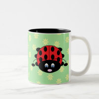 Coccinelle avec la tasse de fleurs