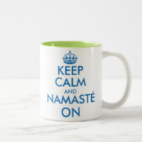 Gardez le calme et le Namasté sur la tasse de