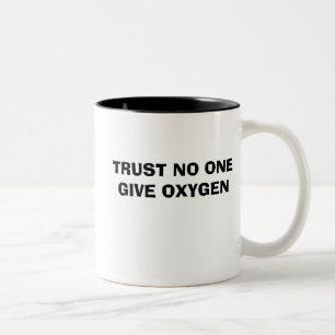 2 COULEURS LA CONFIANCE PERSONNE DONNENT LA TASSE DE