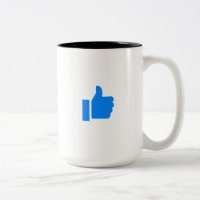 Les pouces lèvent la tasse