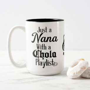 2 Couleurs Nana avec sa tasse de playlist de chola