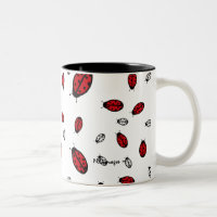 Petite tasse de blanc de coccinelles