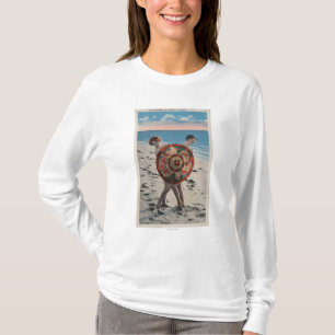 2 ein Sonnenbad nehmende Frauen u. asiatischer T-Shirt