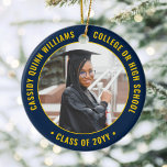 2 Foto Abschluss Elegante Navy Blue Gold Yellow Keramik Ornament<br><div class="desc">Erinnern Sie sich an den Erfolg des Absolventen mit einem eleganten Blau und Gold Brauch zwei Foto rund Abschluss Weihnachtsschmuck. Bilder und Text sind einfach zu verändern und können auf Vorder- und Rückseite unterschiedlich sein. (IMAGE & TEXT DESIGN TIPS: 1) Um die Position der Formulierung anzupassen, fügen Sie Leerzeichen am...</div>