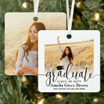 2 Foto Abschluss Elegantes Schwarzes Skript-Jahr Ornament Aus Metall<br><div class="desc">Erinnern Sie sich an die Leistung des Absolventen mit einem maßgeschneiderten 2-Foto-Platz Abschluss Weihnachtsschmuck. Bilder und Text sind einfach zu verändern und können auf Vorder- und Rückseite unterschiedlich sein. (IMAGE PLACEMENT TIP: Eine einfache Möglichkeit, ein Foto genau so zu zentrieren, wie Sie es gewollt haben, ist es, es einzuschneiden, bevor...</div>