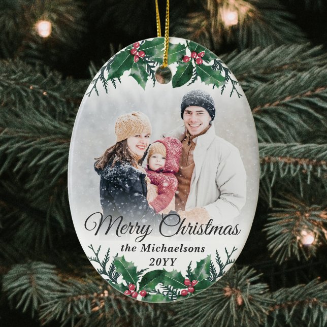 2 Foto Elegant Holly Greenery Frohe Weihnachten Keramik Ornament (Von Creator hochgeladen)