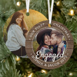 2 Foto Erste Weihnachten Verlobt Rustikale Imitate Ornament Aus Metall<br><div class="desc">Feiern Sie den fröhlichen 1. Urlaub Ihrer Verlobung mit einem maßgeschneiderten 2-Foto "Unser erstes Weihnachtsfest Verlobt" Imitate aus Holz rund Metall-Ornament. Alle Texte und Bilder auf dieser Vorlage sind einfach zu personalisieren. (IMAGE & TEXT DESIGN TIPS: 1) Um die Position der Formulierung anzupassen, fügen Sie Leerzeichen am Anfang oder Ende....</div>