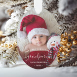 2-Foto Großeltern Erste Weihnachtsschrift Ornament<br><div class="desc">Helfen Sie ihnen, ihr erstes Enkelkind mit diesem schönen modernen Sake-Ornament zu feiern. Der weiße Text lautet "Unsere ersten Weihnachten als Großeltern", mit dem Wort "Großeltern" in eleganter Handschrift mit Schnörkeln vor und nach. Die Rückseite bietet Platz für ein zweites Foto Ihrer Wahl mit dem gleichen weißen Texteüberlagerungen. Ersetzen Sie...</div>