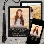 2 Foto Modern Simple Script Black Gold Abschluss Ankündigung<br><div class="desc">Teilen Sie die Freude an einer High School oder Uni-Abschluss mit diesen individuellen 2 Foto Schwarz-Gold Ankündigungen. Alle Bilder und Texte sind einfach zu personalisieren. (IMAGE PLACEMENT TIP: Eine einfache Möglichkeit, ein Foto genau so zu zentrieren, wie Sie es gewollt haben, ist es, es einzuschneiden, bevor Sie es auf die...</div>