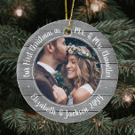 2 Foto Mr. & Mrs. 1. Christmas Gray Imitate Wood Keramik Ornament<br><div class="desc">Feiern Sie einen fröhlichen 1. Urlaub als verheiratetes Paar mit einem maßgeschneiderten 2-Foto "Unser erstes Weihnachtsfest als Mr. & Mrs." runde graue Imitate Keramik aus Holz verziert. Alle Texte und Bilder auf dieser Vorlage sind einfach zu personalisieren und können auf Vorder- und Rückseite unterschiedlich oder gleich sein. (IMAGE & TEXT...</div>
