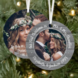 2 Foto Mr. & Mrs. 1. Christmas Gray Imitate Wood Ornament Aus Metall<br><div class="desc">Feiern Sie einen fröhlichen 1. Urlaub als verheiratetes Paar mit einem maßgeschneiderten 2-Foto "Unser erstes Weihnachtsfest als Mr. & Mrs." graue Imitate aus Holz rund Metall verziert. Alle Texte und Bilder auf dieser Vorlage sind einfach zu personalisieren und können auf Vorder- und Rückseite unterschiedlich oder gleich sein. (IMAGE & TEXT...</div>
