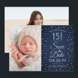 2 Foto Quinceanera Navy Blue Confetti Sparkle Save The Date<br><div class="desc">Die Zeit fliegt! Mit dieser stilvollen 2-Foto-Marinesee in Blau, Grau & Imitate silber 3.5"x5" Save the Date laden Sie Ihre Familie und Freunde zu einem eleganten Quinceañera-Fest ein. (IMAGE PLACEMENT TIP: Eine einfache Möglichkeit, ein Foto genau so zu zentrieren, wie Sie es gewollt haben, ist es, es einzuschneiden, bevor Sie...</div>