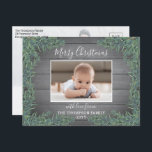 2 Foto Weihnachtsgrün & Rustikales Graues Holz Feiertagspostkarte<br><div class="desc">Senden Sie stilvolle und fröhliche Grüße und teilen Sie zwei Ihrer Lieblings-Fotos mit einer modernen Bauernhofskarte. Der gesamte Text auf dieser Vorlage lässt sich einfach so anpassen, dass er jeden beliebigen Text enthält, z. B. Frohe Weihnachten, glückliche Feiertage, Frohe Festtage, Neujahrsjubiläen usw. (IMAGE PLACEMENT TIP: Eine einfache Möglichkeit, ein Foto...</div>