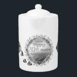 2 Fotos 20 Jubiläum Platinum Emblem<br><div class="desc">Suchen Sie nach dieser einzigartigen, originellen Grafik, 20. Hochzeitstag entworfen Porzellan Teekanne für sie? Dann könnte das sein. Originalkunstwerk, Porzellangrafik und silbernes Emblem auf diesem beeindruckend bedruckten weißen Teekessel! Sie werden das ganze Jahr über begeistert sein:)</div>