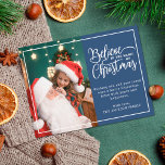 2 Fotos der Familie Blau Glauben an Weihnachtsmagi Feiertagspostkarte<br><div class="desc">Moderne Feiertagsgrüße mit einer Ihrer Lieblingssendungen der Weihnachtsfamilie auf dem verlassen, ergänzt durch einen echten Goldfolienrahmen und eine Formulierung, die rechts über einen klassischen blauen Hintergrund "Glaube an die Magie der Weihnachtszeit" steht, die mit deiner eigenen Begrüßungsbotschaft individuell gestaltet werden kann. Die Rückseite der Postkarte ist mit einem zweiten Bild,...</div>