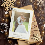 2 Fotos Erstes Weihnachtsfest Herr und Frau verhei Feiertagskarte<br><div class="desc">Minimalistisch moderne fröhliche und verheiratete neue Mr. and Mrs. wedding frisch vermählt 2 Fotos personalisierte einfache Weihnachtskarte Vorlage mit einem trendigen handgeschriebenen Signatur Stil Imitate Gold Kalligraphie Drehbuch und eine goldene Schneeflocke.            Einfach auf beiden Seiten mit Text und Bildern personalisieren.</div>