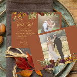 2 Fotos fallen verbrannt orange Hochzeit danke Mitteilungskarte<br><div class="desc">Elegante schicke Herbst-Hochzeit im Herbst stilvoll bedanken Sie sich für ein preiswertes, erschwingliches Notenkarten-Template auf einem angesagten, rostigen, orangefarbenen Terracotta-Hintergrund mit wunderschönen Botanischen Bouquets mit Wasserfarbenkürbis, getrockneten Blätter und Blattwerk und einem schicken Imitat Goldkalligraphie-Skript. Einfach mit Ihren Daten und zwei Fotos auf beiden Seiten personalisieren! Geeignet für Herbst rustikale Landhäuser...</div>