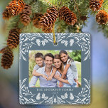2 Fotos Familie Winter Grün Blau Weihnachten Keramikornament<br><div class="desc">Dieser dunkelstaubblaue Weihnachtsschmuck zeigt eine elegante,  weiße Wintergrün-Abbildung,  die die Foto umrahmt. Das Design bietet Platz für 2 Bilder,  eines auf der Vorderseite und eines auf der Rückseite. Dieses schöne Sake-Ornament mit Ihrem Familiennamen und dem Jahr.</div>
